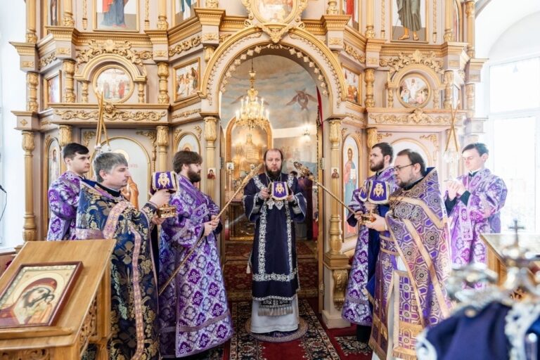Архиерейское богослужение в Петропавловском храме г. Лыткарино в Неделю 4-ю Великого поста