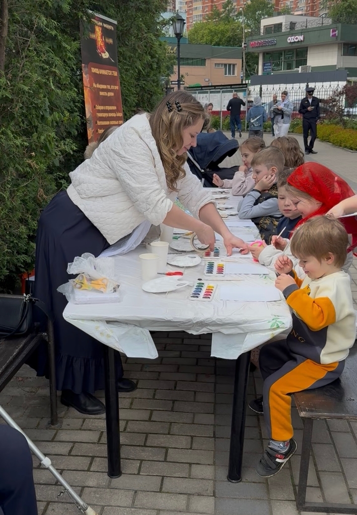 Праздничные мероприятия на территории Преображенского собора города Люберцы в день Святой Троицы