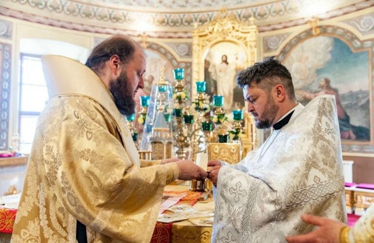 Архиепископ Подольский и Люберецкий Аксий совершает иерейскую хиротонию диакона Астерия Дзамихова