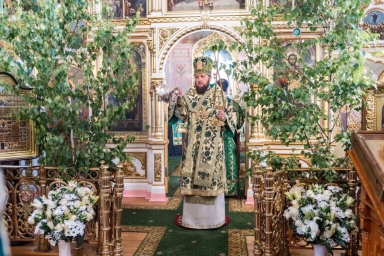 Архиерейское богослужение в день Святого Духа в Свято-Троицком храме г. Люберцы и освящение поклонного креста в честь защитников Отечества